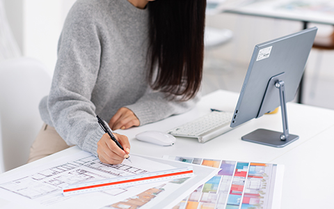 女性設計士の作図の様子