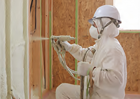 発泡ウレタン断熱を取り付ける作業員