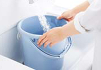 バケツがシンク内に収まっている写真