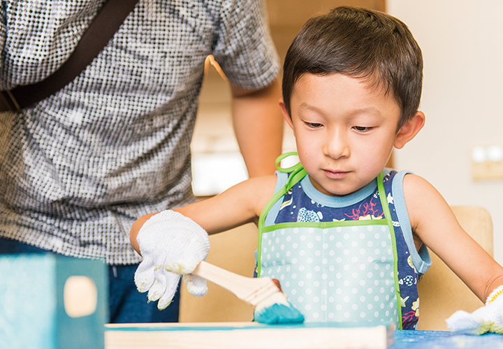 ドアの定期点検を行うスタッフ