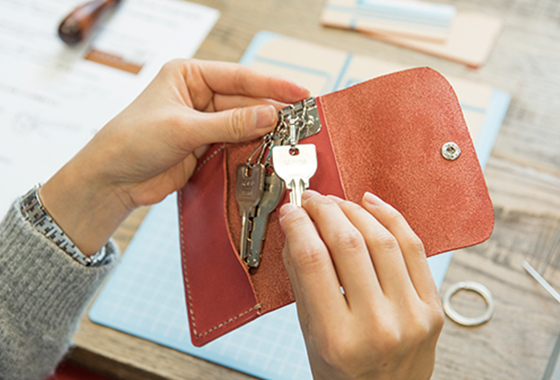 ドアの定期点検を行うスタッフ