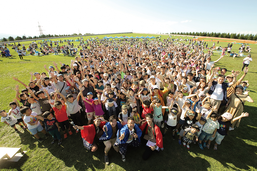 ドアの定期点検を行うスタッフ