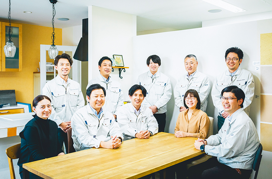 ドアの定期点検を行うスタッフ