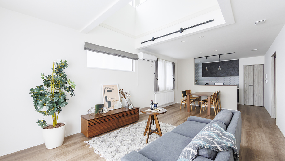 SOUHOUSEのダークトーンデザイン住宅、モノトーンが映えるシステムキッチン