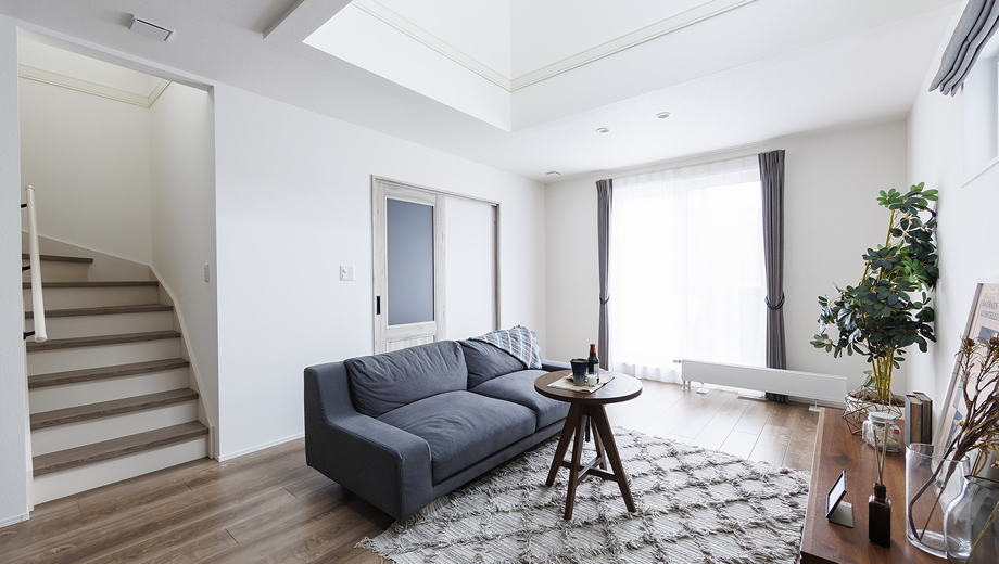 SOUHOUSEのダークトーンデザイン住宅、落ち着いた色合いの寝室