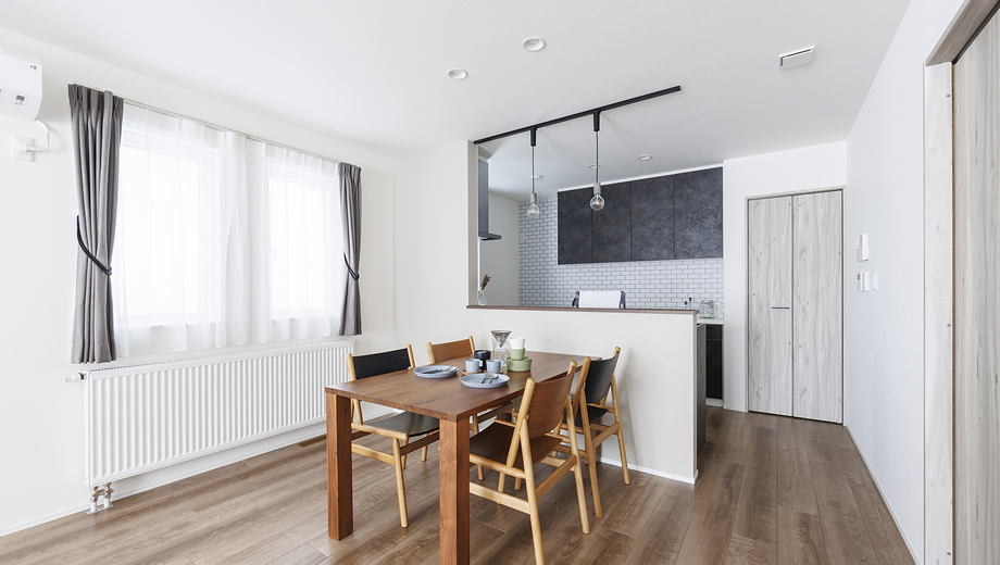 SOUHOUSEのダークトーンデザイン住宅、明るい光が差し込むシンプルな個室