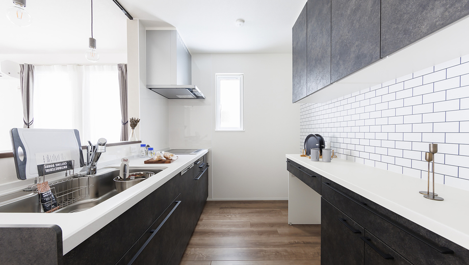 SOUHOUSEのダークトーンデザイン住宅、収納棚が充実した洗面スペース