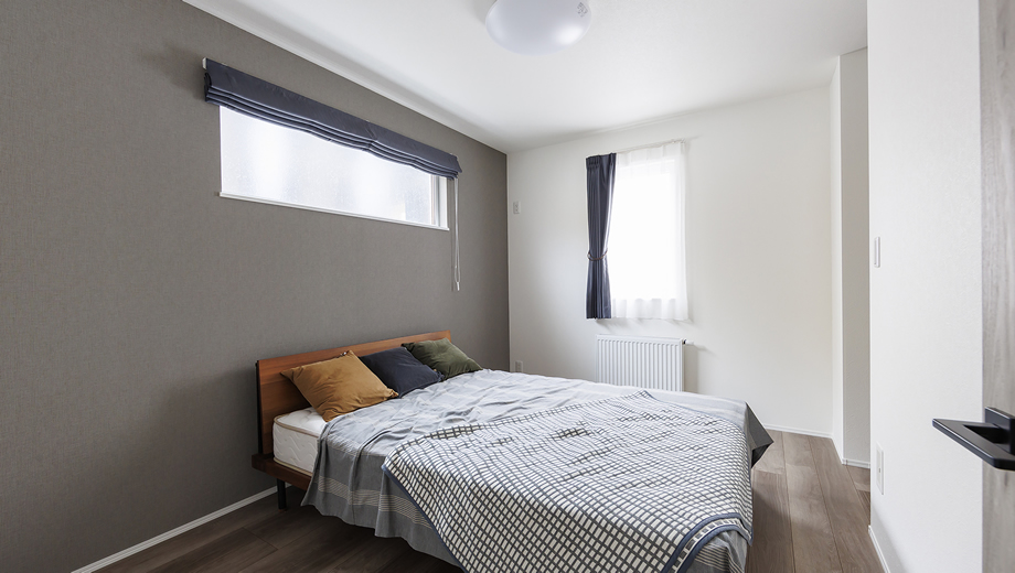 SOUHOUSEのダークトーンデザイン住宅、木目調パネルの落ち着いた浴室