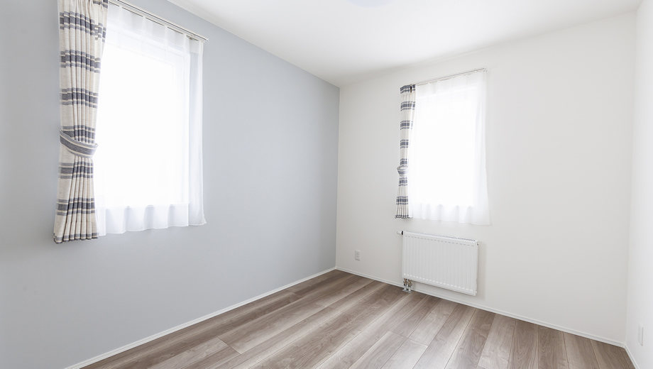 SOUHOUSEのダークトーンデザイン住宅、グレーソファが映えるリビングとダイニング