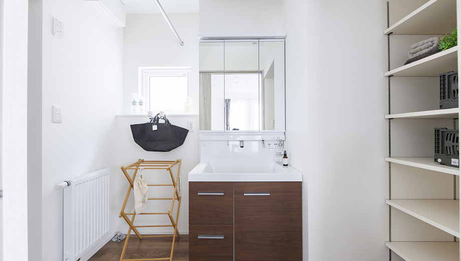 SOUHOUSEのダークトーンデザイン住宅、リビング全景と大きな窓のある空間