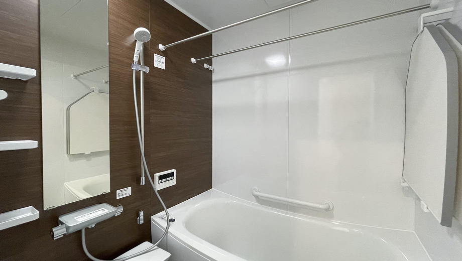 SOUHOUSEのダークトーンデザイン住宅、ダイニングとキッチンが一体の落ち着いた空間