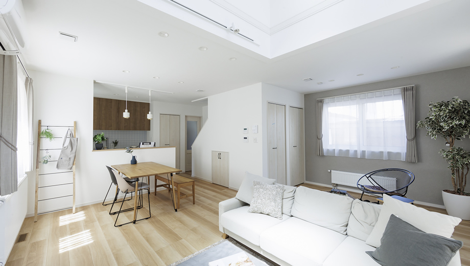 SOUHOUSEのナチュラルデザイン住宅、木目調が映える明るいリビングダイニング