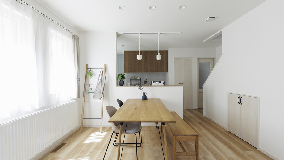 SOUHOUSEのナチュラルデザイン住宅、木の温もりを感じるダイニングとキッチン