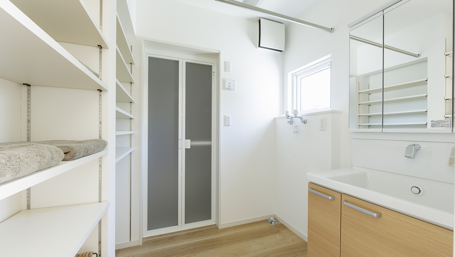 SOUHOUSEのナチュラルデザイン住宅、収納棚が充実した洗面スペース