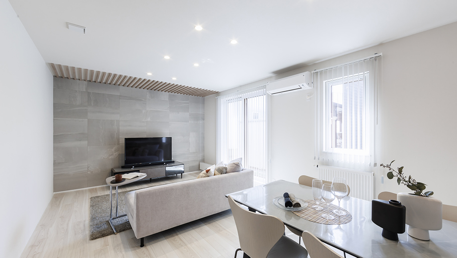 SOUHOUSEのプレミアムデザイン住宅、テレビボードのあるスタイリッシュなリビング