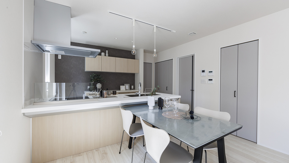 SOUHOUSEのプレミアムデザイン住宅、ダイニングと一体のカウンターキッチン