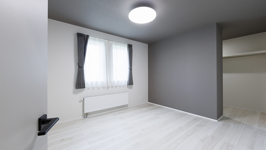 SOUHOUSEのプレミアムデザイン住宅、落ち着いた色合いの寝室