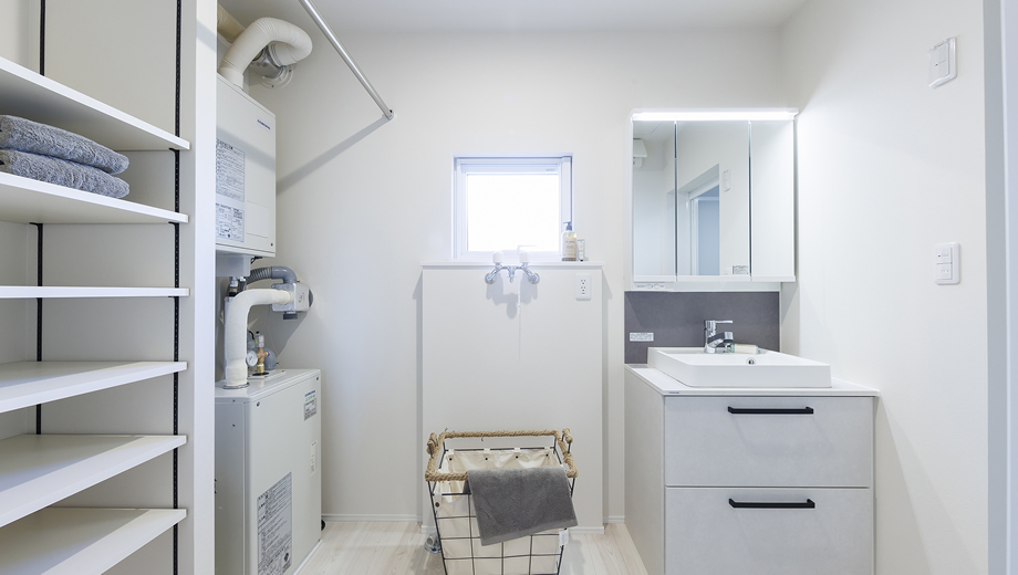 SOUHOUSEのプレミアムデザイン住宅、白を基調とした洗面スペース