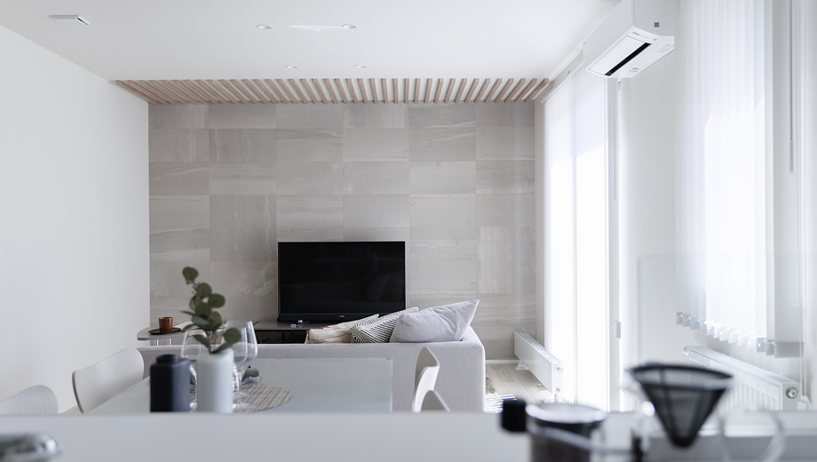 SOUHOUSEのプレミアムデザイン住宅、キッチンから眺めるリビング全景