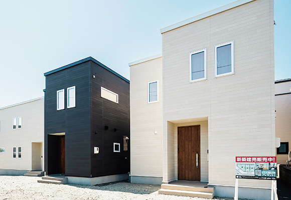 黒と白の外壁が並ぶ新築分譲住宅の外観