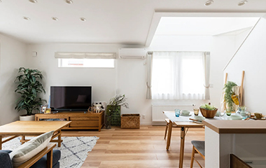 木目フローリングのリビングルーム