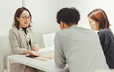 資料を広げて商談するビジネスミーティング