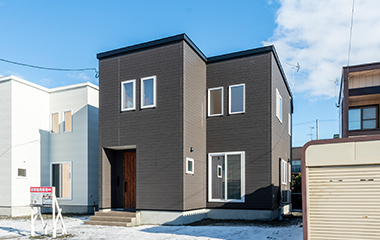 黒い外壁のモダン住宅の外観