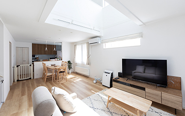 天窓のある明るいリビングダイニング