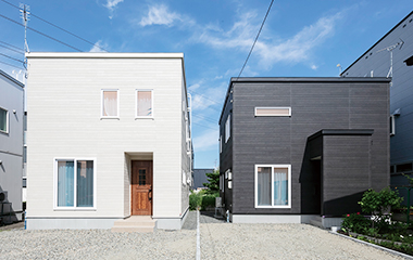 白と黒の箱型二戸並び住宅