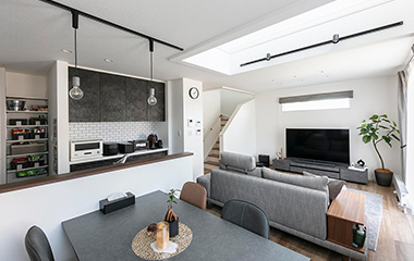 アイランドキッチン付きのリビングダイニング