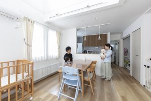 子育て環境に優れた、明るく暖かい、吹き抜けのある家